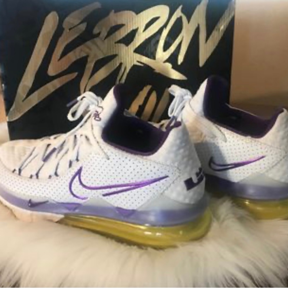 LIKE NEW LeBron XVII Low sz 9(men’s)